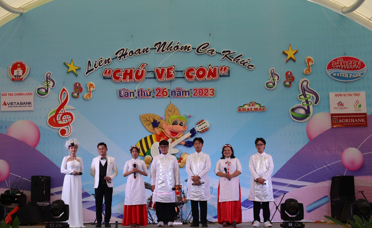76 đội tham gia Liên hoan ca khúc 'Chú ve con' - Ảnh 1. Đội thi Trường THPT Nguyễn Trung Trực sau màn trình diễn ca khúc “Sài Gòn đẹp lắm” - Ảnh: NHƯ QUỲNH