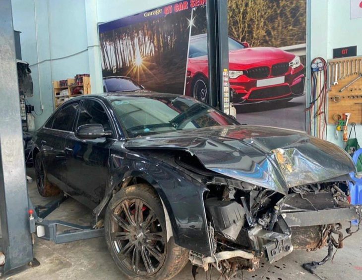 Audi A8L gặp tai nạn được rao bán với giá 380 triệu đồng, cộng đồng mạng đánh giá chỉ đáng 50 triệu- Ảnh 1. Chiếc Audi A8L biến dạng nặng nề vẫn rao bán với giá xe hạng A - Ảnh: Facebook